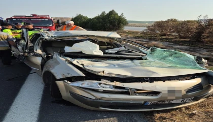 Otoyolda tıra çarpan otomobil hurdaya döndü: 2 yaralı