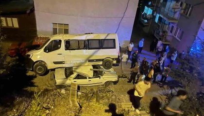 Park halindeki minibüs, otomobilin üzerine düştü