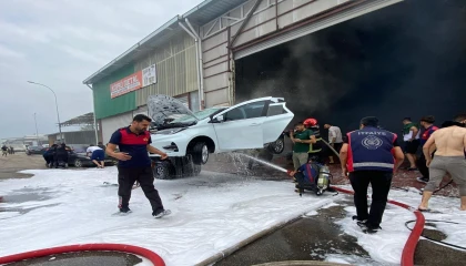 Park halindeyken yanmaya başlayan elektrikli araçtaki yangın, 2 saat boyunca söndürülemedi