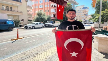 Polonya uyruklu şahıs Türk bayrağını alıp götürdü, polis bulup sahibine teslim etti