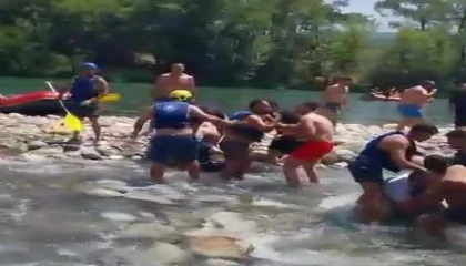 Rafting merkezinde can yeleği giyme tartışması kürekli kavgaya dönüştü