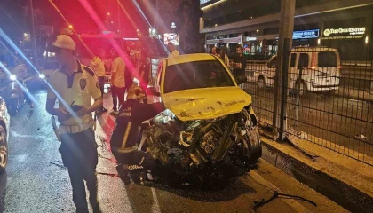 Refüjdeki bariyerlere çarpıp hurdaya dönen araçtan burnu bile kanamadan çıktı