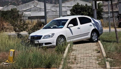Refüje çıkan otomobildeki 3 kişi yaralandı