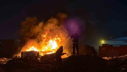 Sanayi Sitesinde hurdalık alanda yangın çıktı