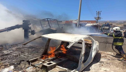 Sanayide çıkan yangında otomobil ve traktör alevlere teslim oldu