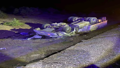 Şarkikaraağaçta devrilen tırın sürücüsü yaralandı