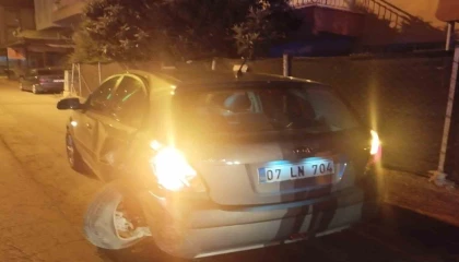 Serikte otomobiller çarpıştı: 2 yaralı