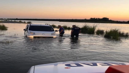 Suların yükseldiğini fark etmeyince ırmakta mahsur kaldılar