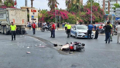 Tarsusta kamyon ile motosiklet çarpıştı: 1 ölü, 1 yaralı