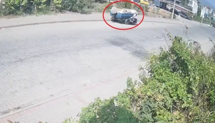 Tekne yüklü römorka çarpan motosikletli kaskı sayesinde hayatta kaldı