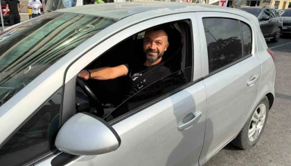 Trafikte cam silen gençler artık zorla kapıları açıp para istiyor