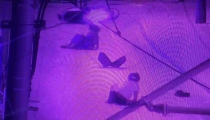 Tramvay durağına çarpan motosikletteki 2 kişi yaralandı