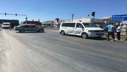 Tur aracı ile otomobil çarpıştı: 2 çocuk yaralandı