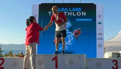 Türkiyenin Maldivleri Salda Gölündeki triatlon yarışlarında 76 yaşındaki ‘Demir Adam zirvede