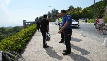 Virajı alamayan 2 çocuk bisikletle 5 metre yükseklikteki varyanttan çalılıklara düştü