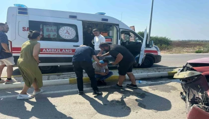 Virajı alamayan otomobil refüje çarptı. 1 yaralı