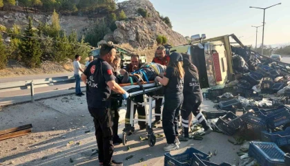 Virajı alamayan sebze yüklü kamyon refüje devrildi: 1 yaralı