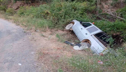 Yangın ekibine yemek götüren araç şarampole yuvarlandı