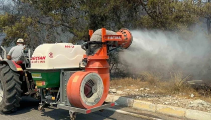 Yangın turizm yolunu kapattı, ekipler ve halk alevlere karşı mücadele ediyor