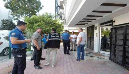 Yaşadığı dairede boğazı kesilmiş olarak bulundu