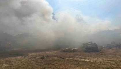 Yerdeki çöpleri yakmak istedi, 2 evi küle döndü