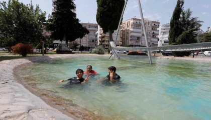 44 derecelik sıcaktan bunalan çocuklar süs havuzunda serinledi