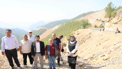 Adanada 5 kişinin öldüğü yolda, muhtarlar nöbet tutan ailelere destek verdi