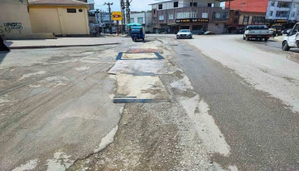 Adanada belediyenin yapmadığı yola esnaftan ilginç çözüm: Yola asflat yerine halı serildi