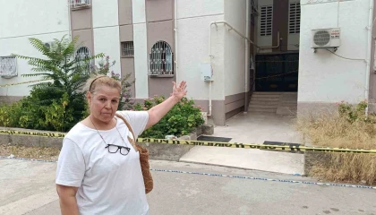 Adanada faciadan dönüldü: 3 katlı apartmanın merdivenleri çöktü