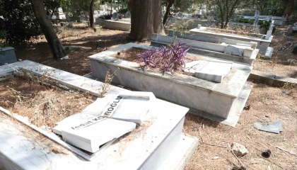 Adanada mezar taşları tahrip edildi