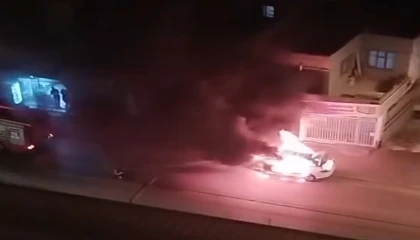 Adanada otomobil alev alev yandı
