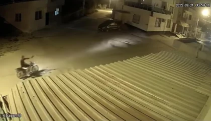 Adanada rasgele ateş açan şahsı mahalleli yakalayıp polise teslim etti