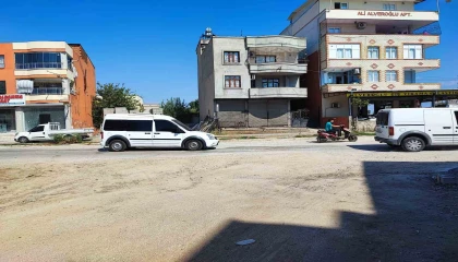 Adanada su borusu patladı, yol asfaltlanmayınca mahalle toz içinde kaldı