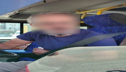 Adanada trafikte seyir halinde cep telefonuyla konuşan hem de kemeri koltuğa takan sürücü yakalanınca: