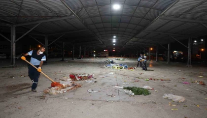 Akdenizde pazar yerleri yıkanıyor, çöp konteynerleri dezenfekte ediliyor