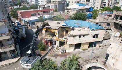 Akdenizde risk oluşturan metruk yapılar yıkılıyor