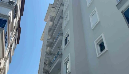 Alanyada klima takarken dengesini kaybeden kişi 6. kattan zemine düştü