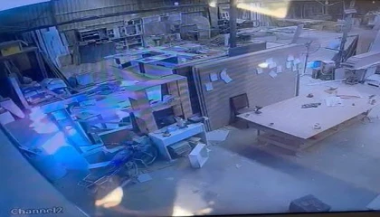 Alanyada mobilya atölyesinin kundaklandığı anlar güvenlik kamerasında