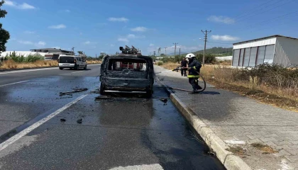 Alanyada seyir halindeki Fiat otomobil alev aldı