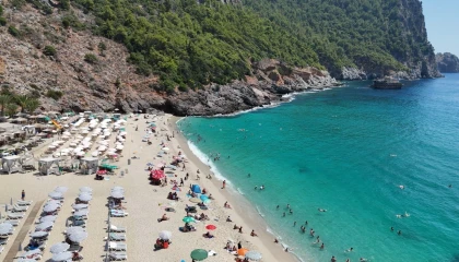 Alanyada sıcak hava sebebiyle yerli ve yabancı turistler plajları doldurdu