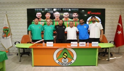 Alanyaspor, sözleşmesini uzattığı oyuncular için imza töreni düzenledi