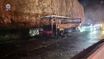 Alevlere teslim olan yolcu otobüsünde korku dolu anlar