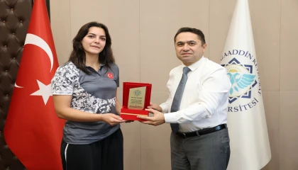 ALKÜlü şampiyona Rektör Türkdoğandan plaket