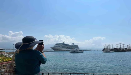 Amerikalı 602 yolcu ve 393 mürettebatlı dev kruvaziyer Alanyada