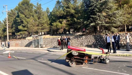 Aniden yola çıkan tarım aracına otomobil çarptı, yola düşen sürücü başka bir aracın altında can verdi