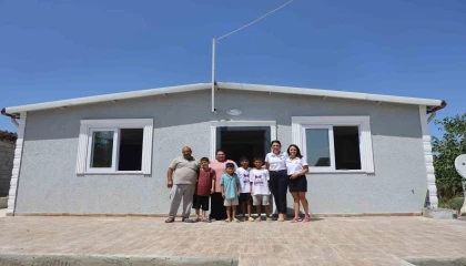 Annelerinin vefatı sonrası üvey ablalarının annelik yaptığı depremzede 3 kardeş sıcak yuvasına kavuştu