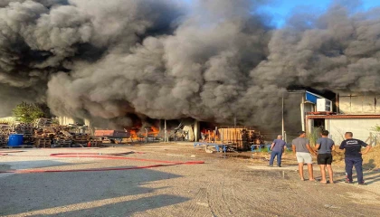 Antalyada 2 depo yangında küle döndü