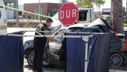 Antalyada ağaca çarpan otomobilin sürücüsü hayatını kaybetti