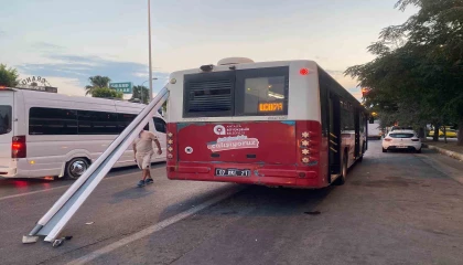 Antalyada halk otobüsüne karavan tentesi saplandı