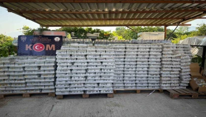 Antalyada kaçakçılık operasyonunda 39 bin 944 şişe kaçak içki ele geçirildi